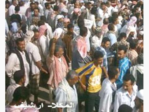 الشرطة تطلق الأعيرة النارية في الهواء لتفريق محتجين في المكلا