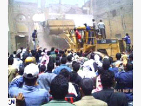 متشددون  يحرقون منزلاً في صنعاء بحجة إهانة مالكه للقرآن الكريم