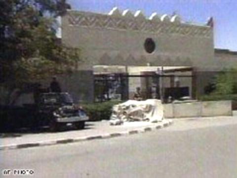 السفارة الأمريكية بصنعاء تحتجز طفلتين يمنيتين تنوي ترحيلهما إلى واشنطن
