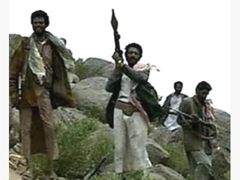 الحوثيون يقتلون 3 مواطنين ويجرحون آخرين ويلغمون طريق مطار صعدة