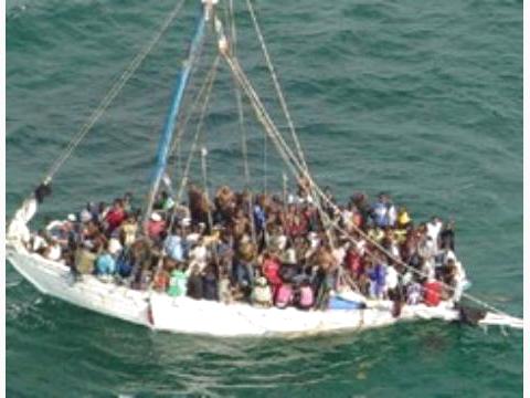 وفاة نازح أثيوبي على الحدود مع السعودية ومنع 250 نازحاً أفريقياً من النزول في ميدي