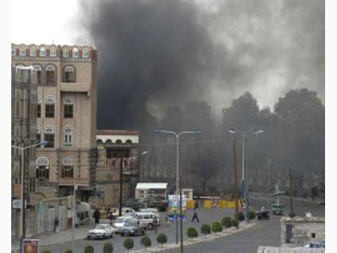 السيطرة على حريق اندلع في ورشة جوار السفارة الأمريكية بصنعاء