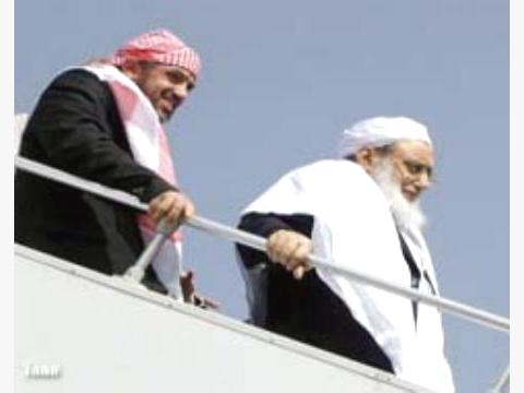 الشيخ المؤيد ومرافقه يصلان صنعاء بعد اعتقالهما لسبع سنوات في أمريكا