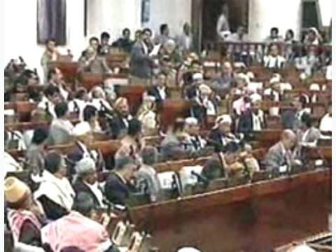 البرلمان يوجه الحكومة بإنهاء التمرد بصعدة ويلزمها بعدم الترخيص لاستيراد السلاح
