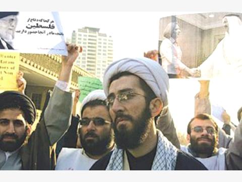 مظاهرة أمام السفارة السعودية في طهران للاحتجاج على الحرب في اليمن