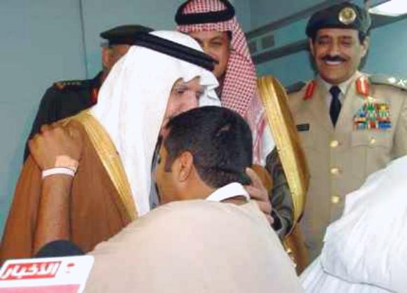 الأمير سلطان يتفقد جرحى الجيش السعودي في المعارك مع الحوثيين