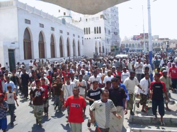الأمن يفرق مسيرة للحراك بالمكلا ويعتقل 4 متظاهرين