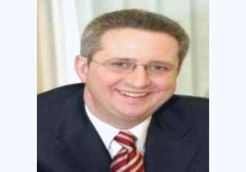 وزير الدولة البريطاني: ندعم دولة يمنية قوية وديمقراطية