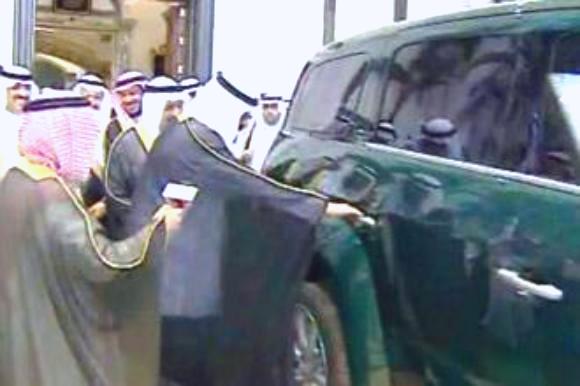 خادم الحرمين يدشن "غزال 1" أول سيارة سعودية بالكامل