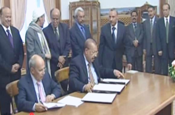 المؤتمر واللقاء المشترك يوقعان محضرا مشتركا لتنفيذ اتفاق فبراير  (نص المحضر)