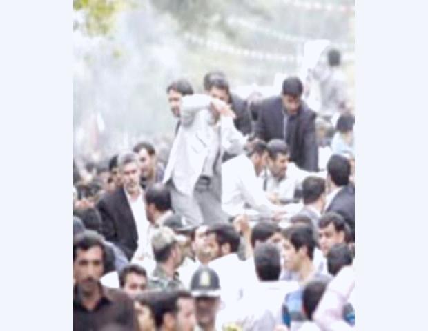  أحمدي نجاد بين الدخان في في محاولة الاغتيال يوم 4/8/2010