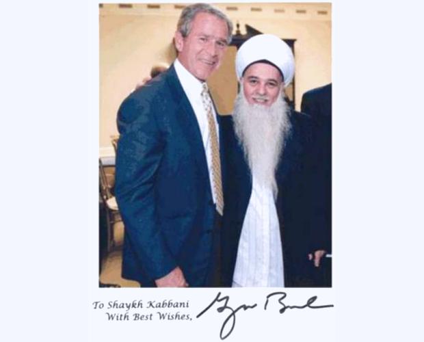  أحد مشائخ الصوفية في صورة تذكارية مع الرئيس الأمريكي السابق بوش الابن