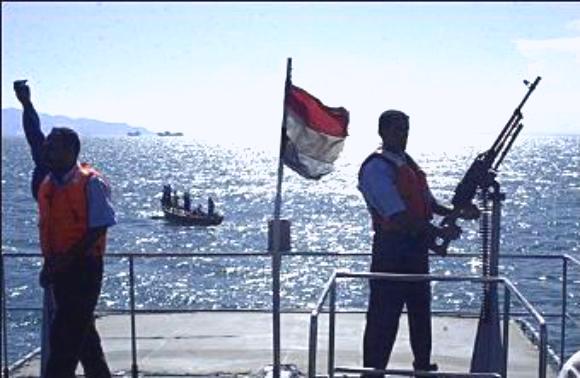 اليمن يحتجز سفينة أجنبية قدفت مواداً محظورة في مياهه الإقليمية