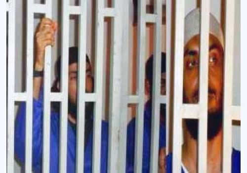 محكمة يمنية تبدأ محاكمة 12 متهماً بالانتماء للقاعدة في حضرموت