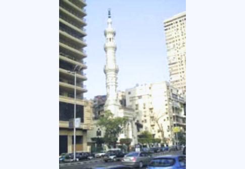يمني يلقي بنفسه من الطابق الثاني عشر في مصر