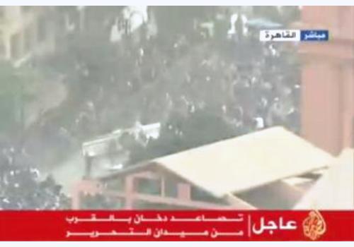 مصر:اشخاص يمتطون الخيول والجمال يهاجمون محتجو ميدان التحرير
