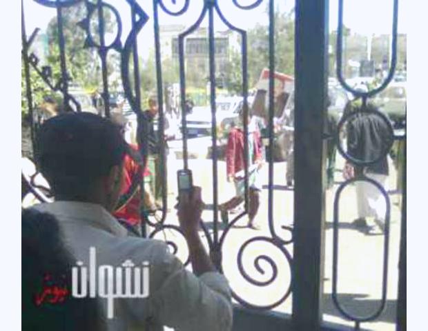 السفارة الأمريكية في اليمن تدعو الحكومة لعدم التعرض للمظاهرات بالعنف