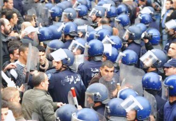 الامن وبلطجية بوتفليقة يفشلون تظاهرة للمعارضة