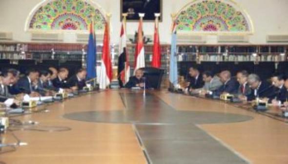 الرئيس يجتمع بقيادات الدولة ويدعو لمؤتمر وطني عام