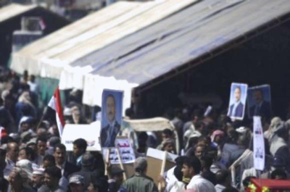صالح يوزع وجبات غذاء في محاولة للبقاء بالسلطة