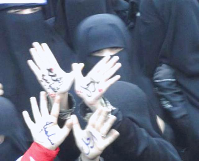 ساحة التغيير بصنعاء تكتظ بعشرات الآلاف من المتظاهرين بمشاركة نسائية واسعة (صور)