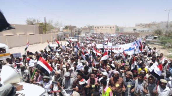شبوة: عشرات الالاف يطالبون برحيل النظام ومحاكمة المجرمين