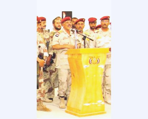 اللواء علي محسن يلتقي المئات من ضباط وأفراد الحرس المنضمين لثورة الشباب