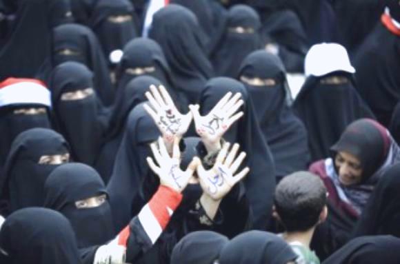 ناشطات الحزب الحاكم يطالبن صالح بالاعتذار عن اتهاماته لليمنيات ب"الاختلاط"