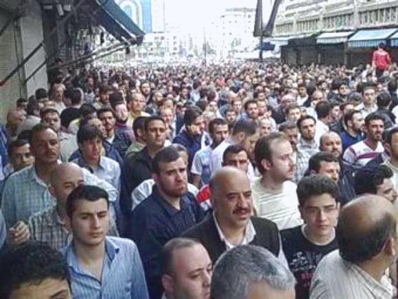 الاف في حمص يطالبون بالاطاحة بالاسد أثناء تشييع جنازة محتجين