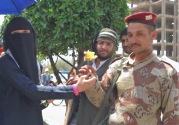  فتاة في ساحة التغيير تهدي أحد الجنود وردة.. مشهد يغيظ رموز الفساد (نشوان نيوز)