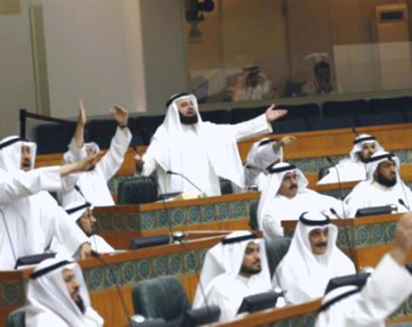 نواب الكويت يتعاركون داخل مجلس الامه