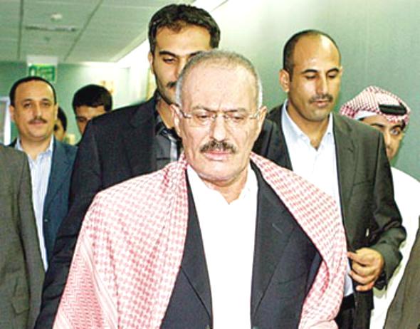 نقل السلطة في مأزق: صالح يشترط "رحيل الأحمرين"