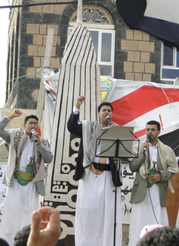 شباب ذمار  يرفعون مجسما تذكاريا من الخشب شبيها بالموجود في ساحة التغيير بصنعاء