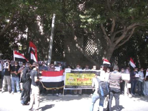 القاهرة: يمنيون يتظاهرون امام الجامعة العربية للتنديد بالصمت على جرائم نظام صالح