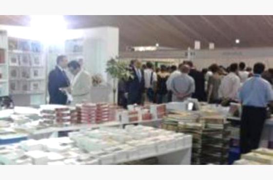 الجزائر : كتاب يدعو  إلى الغاء الاذان ويعتبر ان الصلاة مقرفة في معرض الكتاب