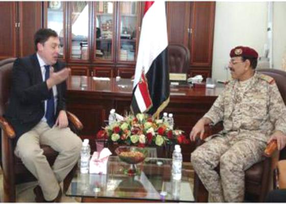 اللواء علي محسن يستقبل السفير البريطاني ويناقش معه التطورات