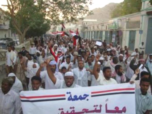 المكلا : شباب الثورة يهتفون ل بن شملان ويتوعدون صالح بالمحاكمة