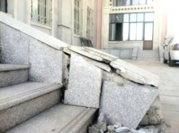 تشققات على مدخل مبنى وزارة الخارجية اليمنية (صور - وثائق)
