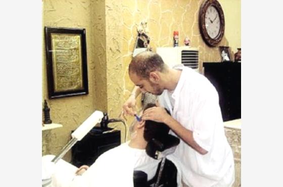 حكاية حلاق مصري في مكة مع شارب زبونه السعودي