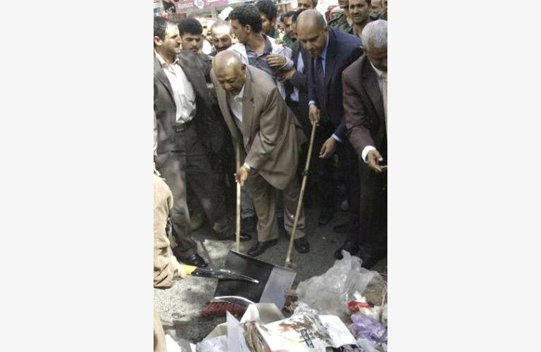 رئيس الوزراء يشارك في حملة رسمية وشعبية لتنظيف شوارع العاصمة