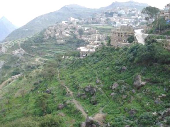 عالقون في نقيل مناخة بسبب تقطع مسلح يطالبون الحكومة بالتدخل