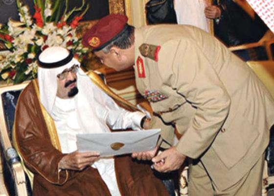 وزير الدفاع يسلم العاهل السعودي رسالة من الرئيس هادي
