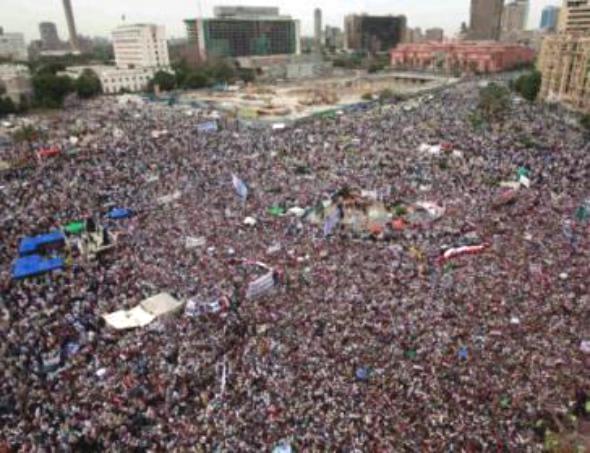 مصر: المتظاهرين بجمعة الاصرار يطالبون بإعادة محاكمة مبارك ورموز نظامه