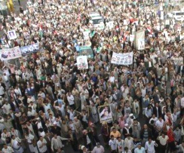 مسيرة حاشدة لشباب الثورة تخترق السبعين وتبارك انتصارات الجيش في أبين
