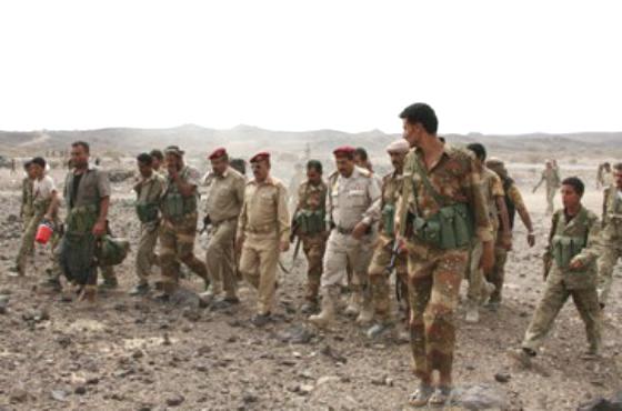 أبين: محاصرة القاعدة في آخر معاقلها بشقرة و100 غارة جوية يوم الخميس