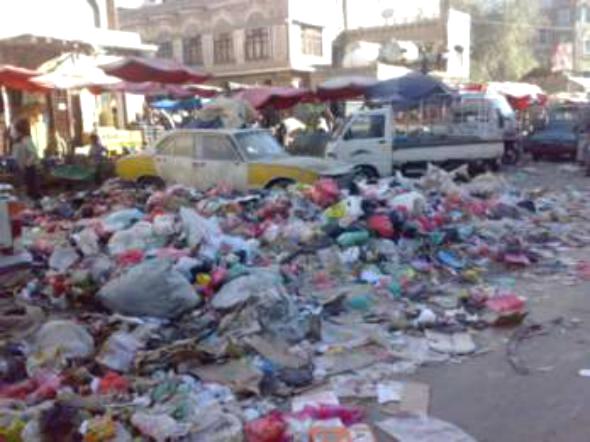 صنعاء تختنق بروائح أكوام القمامة مع كل يوم جديد وتحذيرات من كارثة بيئية