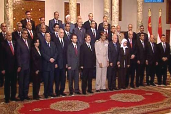 حكومة قنديل تؤدي اليمين الدستورية ومرسي يرأس أول اجتماعتها