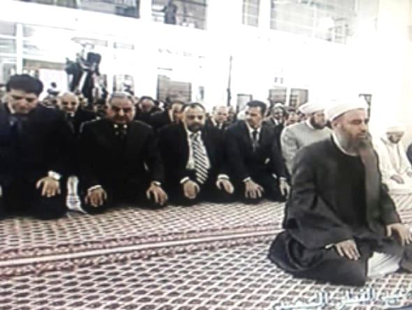 ناشطون: تسليم الاسد قبل الامام في صلاة العيد نتيجة الخوف (فيديو)
