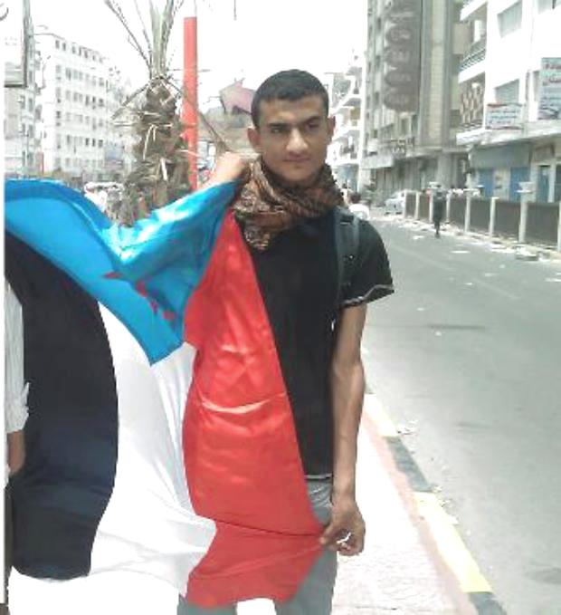 حوثي من صعدة يتصدر مسيرات تطالب بالانفصال في عدن (صورة)