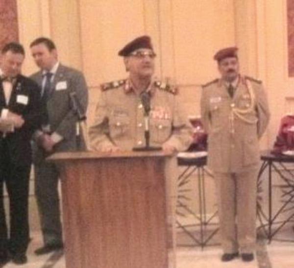 وزير الدفاع في أول ظهور بعد محاولة اغتياله: مستعدون لتقديم المزيد من التضحيات (صورة)